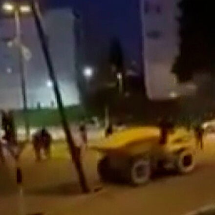 Fransa’da bir grup çaldıkları iş makinası ile güvenlik kameralarını yıktı