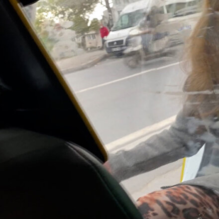 İstanbulda taksiden atlamaya çalışan alkollü kadın, sürücüye zor anlar yaşattı: Ben zaten karakolum, sen suçlu sayılırsın