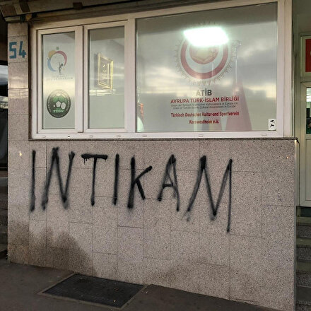 Almanyada cami duvarına intikam yazıldı
