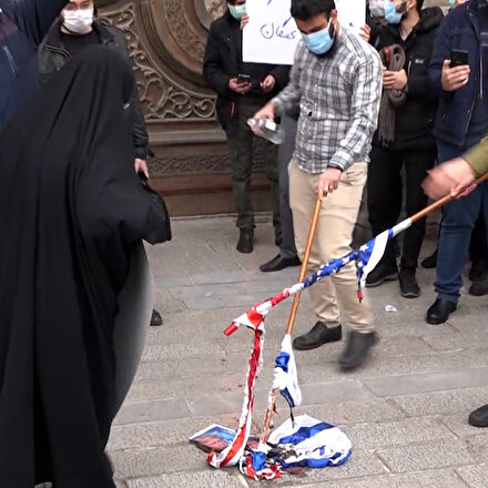 İranda nükleer fizikçi suikastının ardından protesto: ABD ve İsrail bayrakları yakıldı