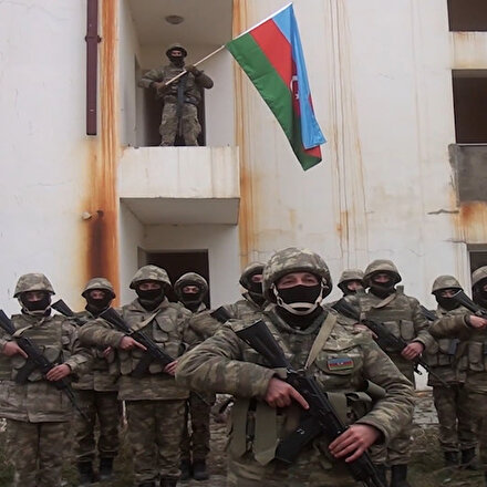 Ermenistan işgalinden kurtarılan Kelbecere Azerbaycan bayrağı dikildi