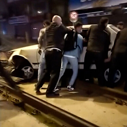 Sultangazide kontrolden çıkan otomobil tramvay yoluna girdi