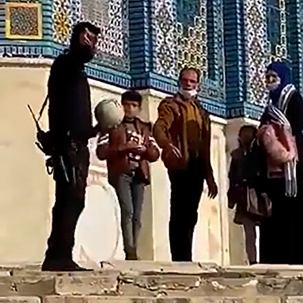İsrail polisi, Mescid-i Aksanın avlusunda oynayan Filistinli çocuğun topuna el koydu