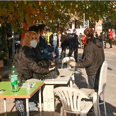 Tartıştığı kız arkadaşını sokak ortasında bacağından bıçakladı