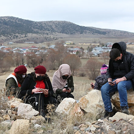 İnterneti olmayan köydeki minikler uzaktan eğitim için dondurucu soğukta tepeye çıkıyor