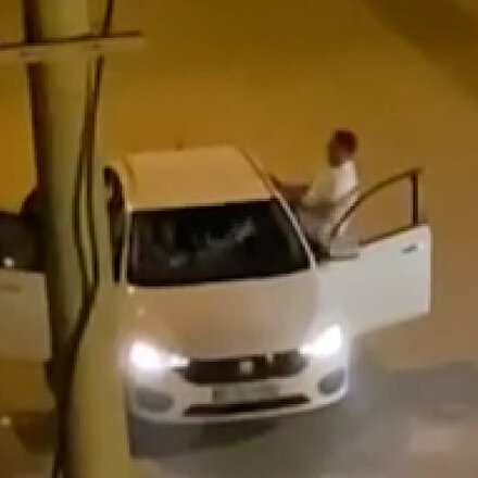 Antalya’da otomobil içerisindeki kadının yüzüne tekme atan vahşi adam kamerada
