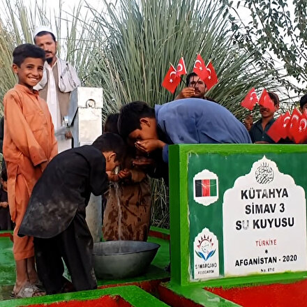 Afganistanda çocukların su kuyusu sevinci