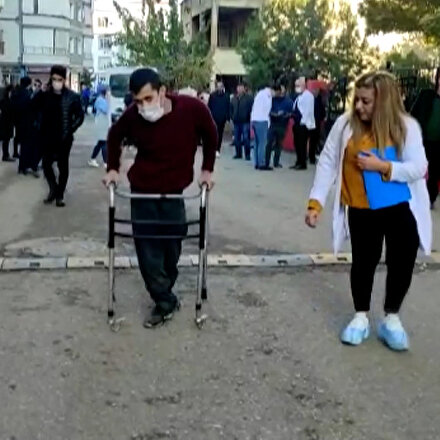 Siirtte 5 büyüklüğünde deprem: Engelli vatandaş panikle kendisini dışarı attı