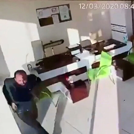 Siirtte meydana gelen 5 büyüklüğündeki deprem anı iş yeri kamerasına böyle yansıdı