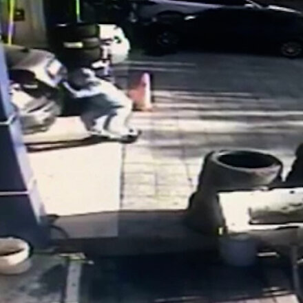Adanada ’Kolombiya çetesi’ otomobilin lastiğini patlatıp 253 bin 500 lirayı çaldı
