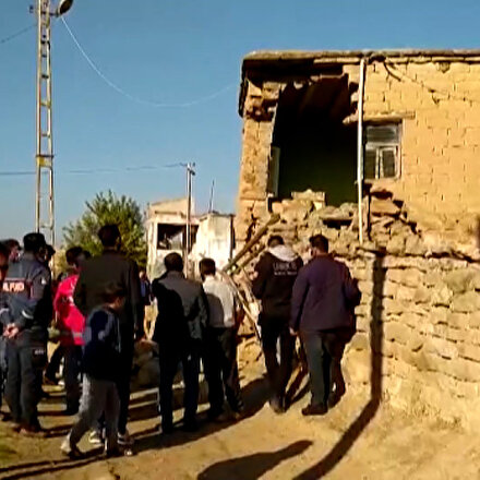 Deprem sonrası ekipler Kayabağlar beldesinde hasar tespit çalışması yaptı