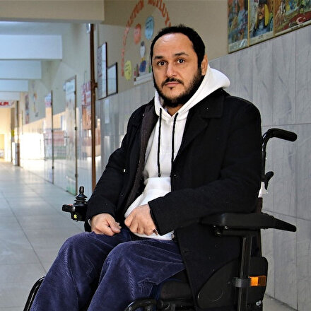 Elazığın Mahmut Hocası: Pandemide idari izinli ama engelli öğrencilere ders veriyor