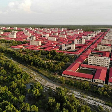 Bangladeş Arakanlı mültecileri tartışmalı adaya yerleştirmeye başladı