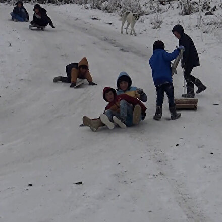Karsta çocuklar kar sevincini kayarak yaşadılar