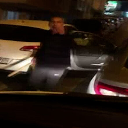 Küçükçekmece’de hastane personeli taşıyan servis aracına sopalı saldırı