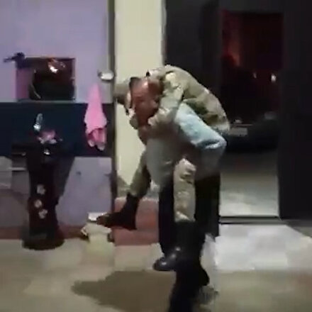 Azerbaycanlı baba, Karabağdan dönen oğlunu sırtında taşıdı