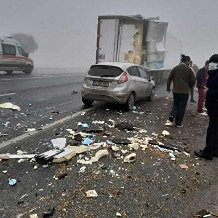Cadde savaş alanına döndü: Bitlisteki zincirleme trafik kazasında 1 kişi öldü, 7 kişi yaralandı