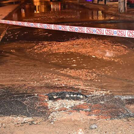 Bucada içme suyu borusu patladı, yollar göle döndü