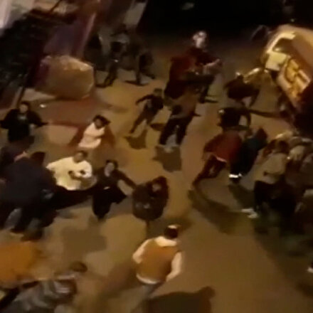 Yasağı ihlal edenlerin polis aracını görünce çığlık çığlığa kaçıştığı anlar kamerada