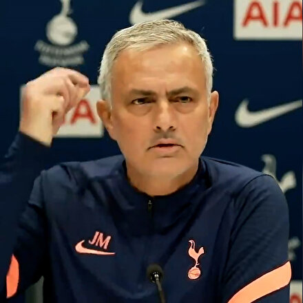 Basın toplantısında Mourinhoya çamaşır makinesi sürprizi