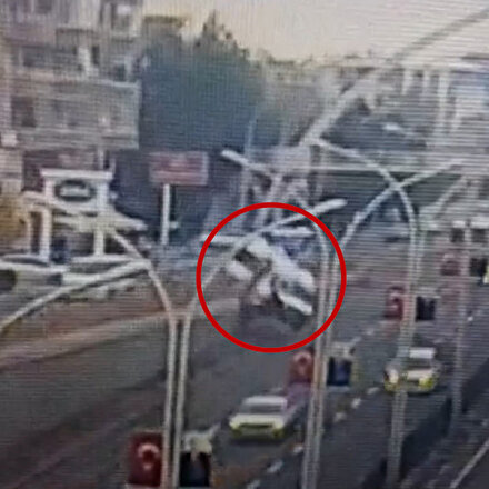Diyarbakırda 7 kişinin yaralandığı minibüs kazası kamerada: Korkulukları aşıp alt geçide uçtu