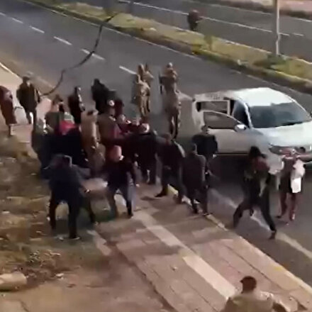 Mardinde cenaze sonra akrabalar arasında taşlı, sopalı, silahlı kavga çıktı: O anlar kameraya yansıdı