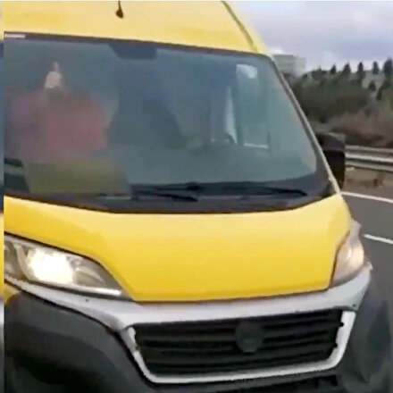 Trafikte koltuk değiştirip, dans eden sürücünün ehliyetine el konuldu