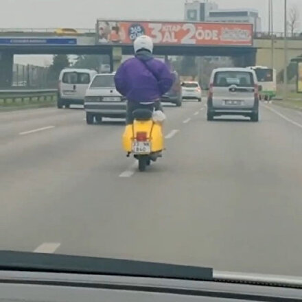 Motosikletle seyir halindeyken elleri cebinde şerit değiştirdi elleri cebinde