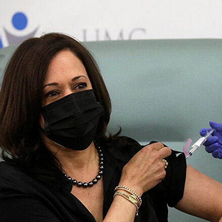 ABD başkan yardımcılığına seçilen Kamala Harris canlı yayında koronavirüs aşısı oldu