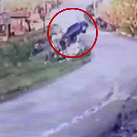 Kontrolden çıkan otomobilin bahçeye uçtuğu anlar kamerada