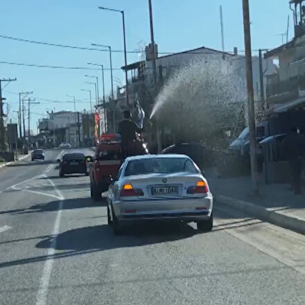 Yunanistanda papaz köyü kamyonetle kutsadı