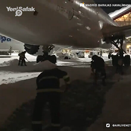 Madrid Uluslararası Havalimanında karlı aprona kürekli müdahale
