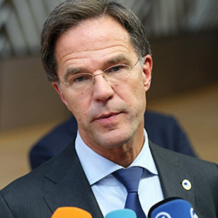 Hollanda hükmeti istifa etti