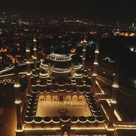 Beyaz örtüye bürünen Çamlıca Camii hayran bıraktı