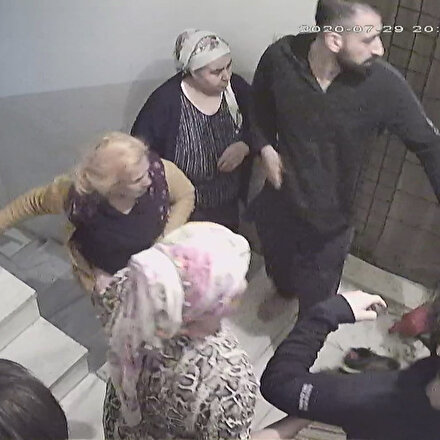 Dehşete düşüren komşu kavgası: Evini büyütmesine izin vermediği komşusunun akrabaları tarafından dövüldü