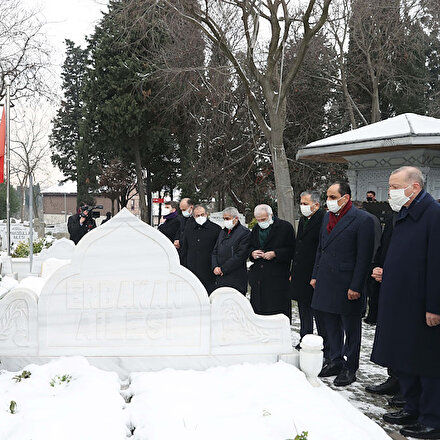 Cumhurbaşkanı Erdoğan, Necmettin Erbakanın mezarını ziyaret etti