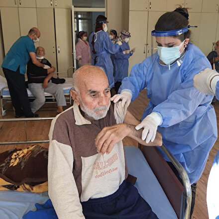 Huzurevi ve bakımevlerinde kalan vatandaşlar aşı olmaya başladı