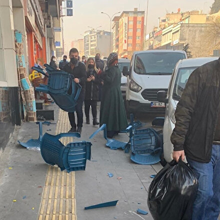 Halk otobüsünden fırlayan tekerlek 1 kişiyi yaraladı, 2 otomobile maddi hasar verdi