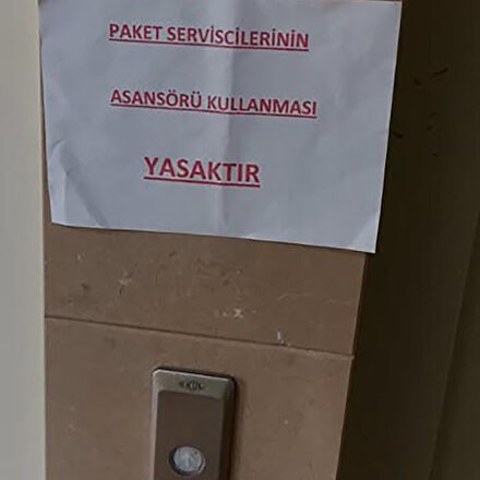İzmirde asansöre binmeleri yasaklanan kuryeler öfkeli: İkinci sınıf insan muamelesi yapılıyor