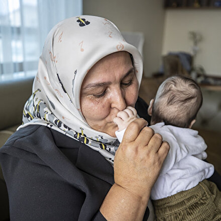 Üç çocuk annesi milletvekili Habibe Öçal, bir çocuğa daha gönlünü açtı
