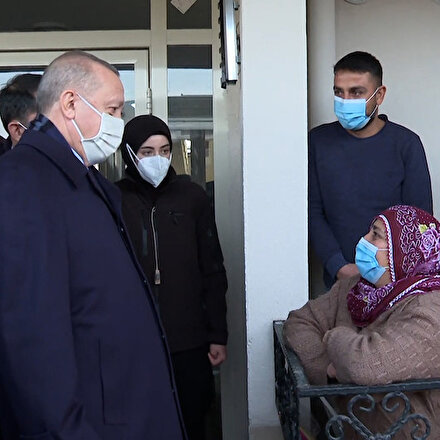 Cumhurbaşkanı Erdoğan, depremzedeler için yapılan konutların teslimi öncesi vatandaşlarla sohbet etti