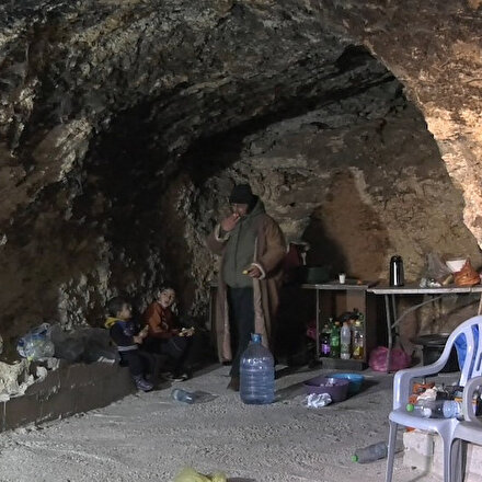 İşgalci İsrail ev yapmalarını engelleyince, Filistinli aile mağarayı eve çevirdi