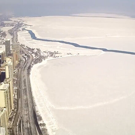 Soğuktan buz tutan Michigan Gölünde dev buz tabakasının kırılma anı böyle kaydedildi