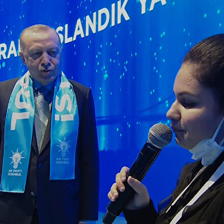 Cumhurbaşkanı Erdoğan, görme engelli Tuana Şahinin seslendirdiği “Beraber yürüdük biz bu yollarda şarkısına eşlik etti