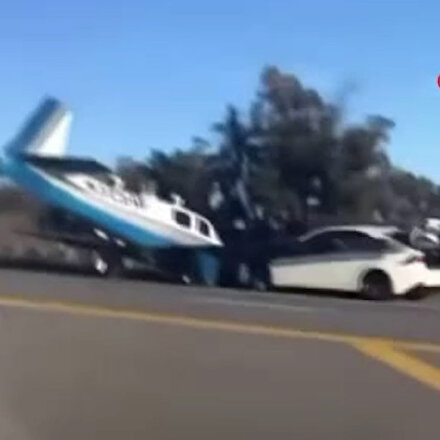 ABDde uçakla otomobil kafa kafaya çarpıştı