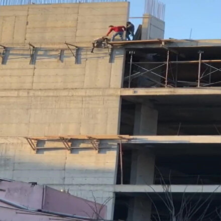 Sultangazide inşaat işçisinin tehlikeli çalışması kamerada
