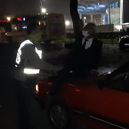 Bursada alkollü sürücü aracını bağlatmamak için kaputa oturup polislere direndi