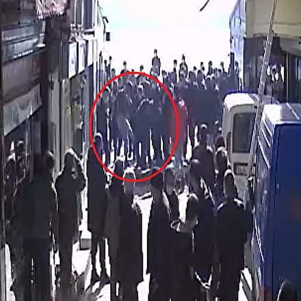 Karaköy Sahilinde genç kızın çantasını çalan kapkaççıya meydan dayağı