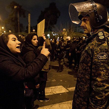 İranda maaş protestosuna polis müdahale etti