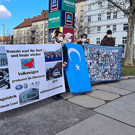 Avusturya’da Uygur Türkleri otomobil üreticisi Volkswagen firmasını protesto etti